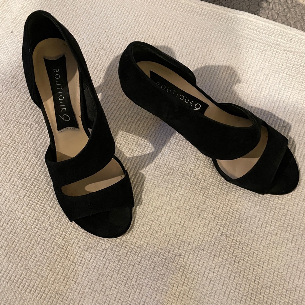 Black High Heels with Cross-Strap Design and Open-Sided Style